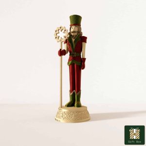 Adorno de cascanueces decorado a mano en oro, rojo y verde