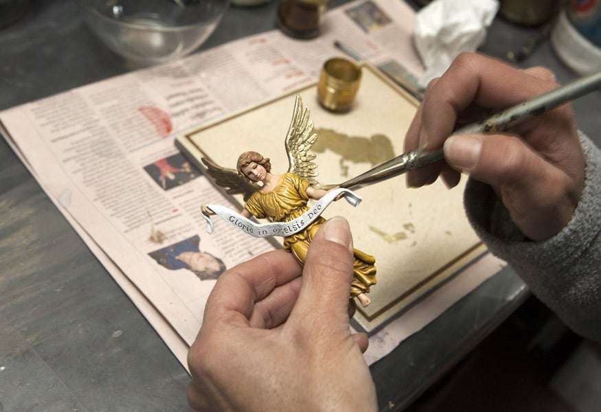 Lavorazione artigianale statuine presepe Landi Moranduzzo — pittura a mano con pigmenti puri, ricettario di 250 colori codificati