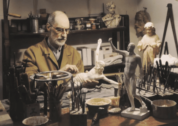 Martino Landi escultor trabajando en los belenes Landi Moranduzzo Escultura artesanal Made in Italy