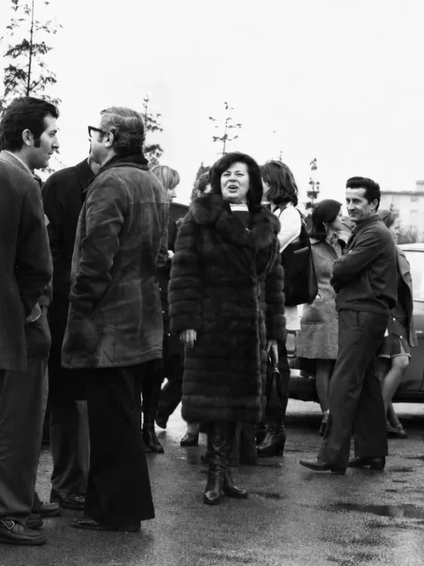 La Signora Antonia Rosa Flaim nel 1962 presso lo stabilimento Moranduzzo, circondata da dipendenti in un'atmosfera d'epoca.